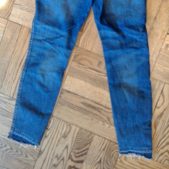 Madewell Distressed  Curvy High Rise Skinny Jeans in Size 27P - Picture 10 of 10
